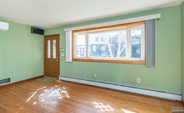 1089 Farm Rd, Secaucus NJ 07094-4026 exterior