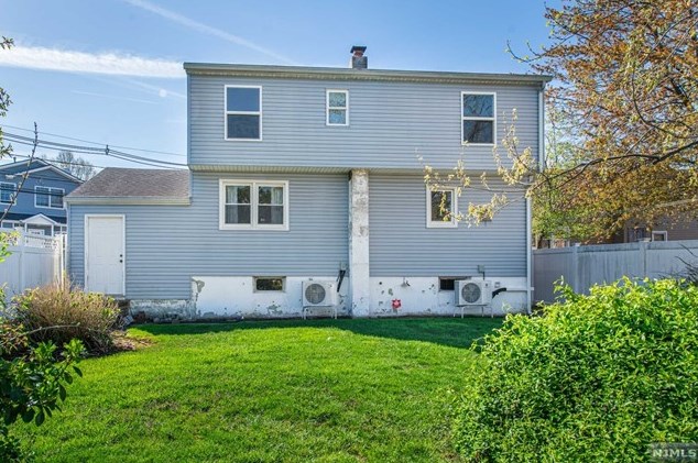 1089 Farm Rd, Secaucus NJ 07094-4026 exterior