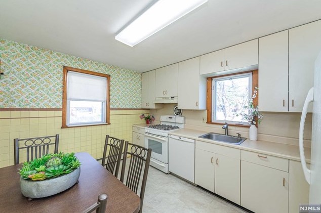 1089 Farm Rd, Secaucus NJ 07094-4026 exterior