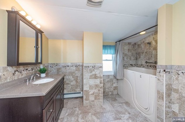 1089 Farm Rd, Secaucus NJ 07094-4026 exterior