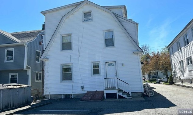 18 Lexington Ave, Montclair NJ  07042-4565 exterior