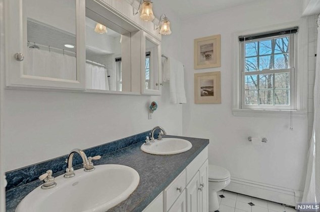 52 Elizabeth Ln, Mahwah NJ 07430-2808 exterior