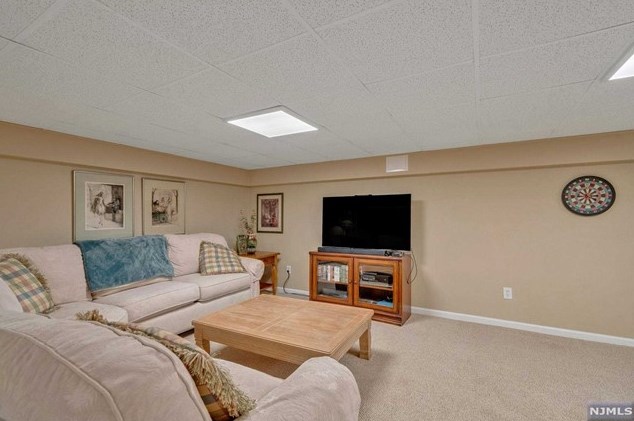 52 Elizabeth Ln, Mahwah NJ 07430-2808 exterior