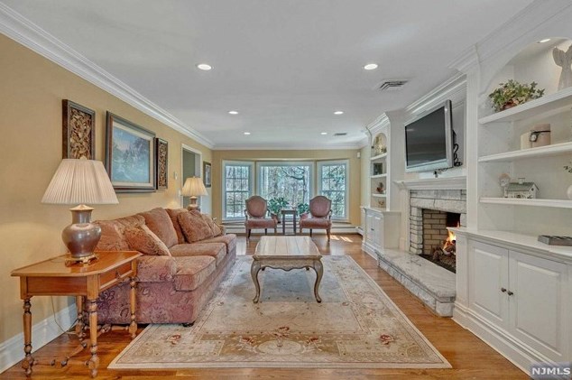 52 Elizabeth Ln, Mahwah NJ 07430-2808 exterior