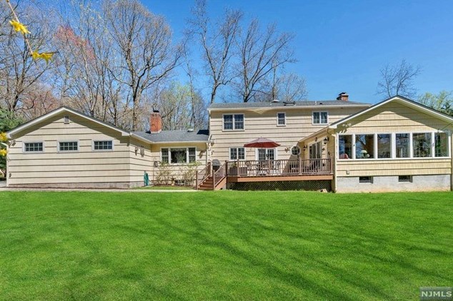 52 Elizabeth Ln, Mahwah NJ 07430-2808 exterior