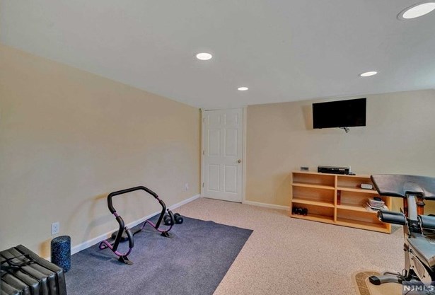 52 Elizabeth Ln, Mahwah NJ 07430-2808 exterior