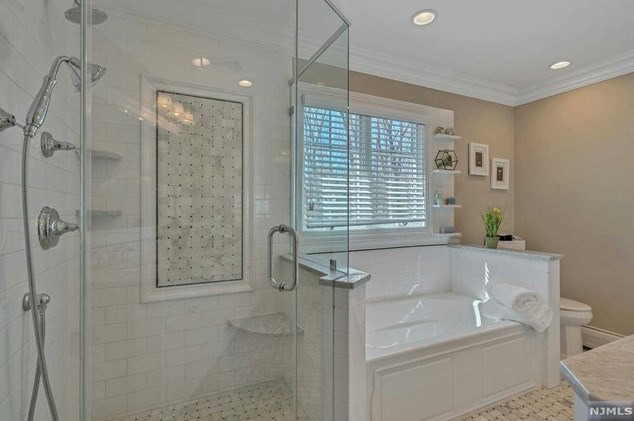 52 Elizabeth Ln, Mahwah NJ 07430-2808 exterior