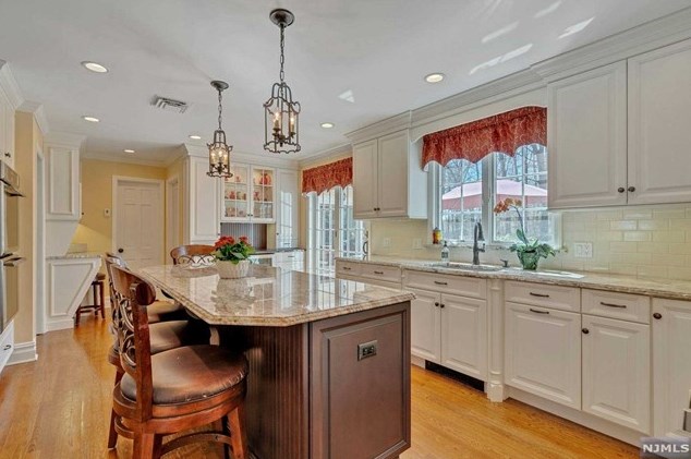 52 Elizabeth Ln, Mahwah NJ 07430-2808 exterior