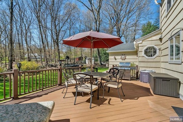 52 Elizabeth Ln, Mahwah NJ 07430-2808 exterior