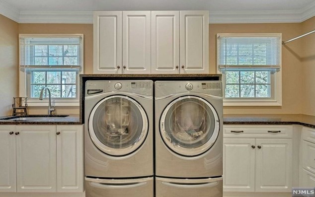 52 Elizabeth Ln, Mahwah NJ 07430-2808 exterior