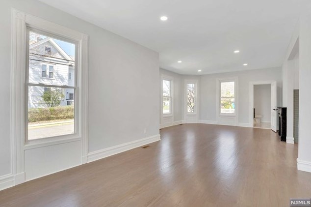 27 James St, Bergenfield NJ  07621-2336 exterior