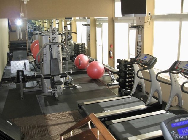 2 Horizon Rd, West Fort Lee NJ  07024-6503 exterior