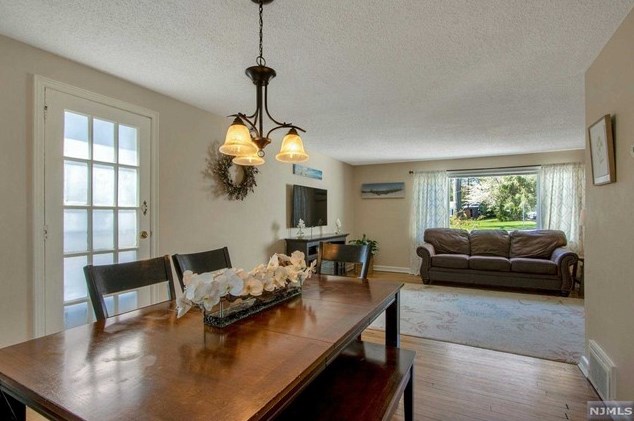 59 Stuart St, Waldwick NJ  07463-2419 exterior