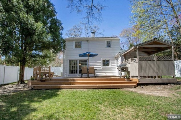 59 Stuart St, Waldwick NJ  07463-2419 exterior