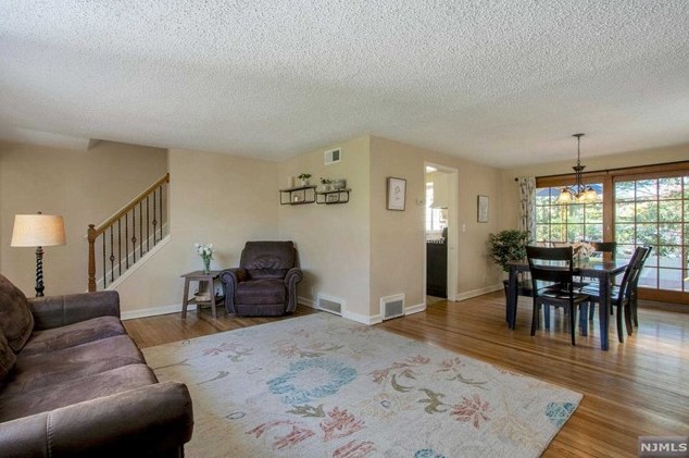 59 Stuart St, Waldwick NJ  07463-2419 exterior