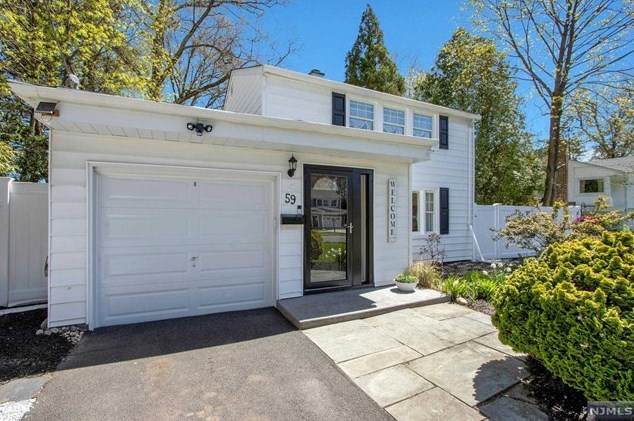 59 Stuart St, Waldwick NJ  07463-2419 exterior