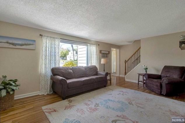 59 Stuart St, Waldwick NJ  07463-2419 exterior