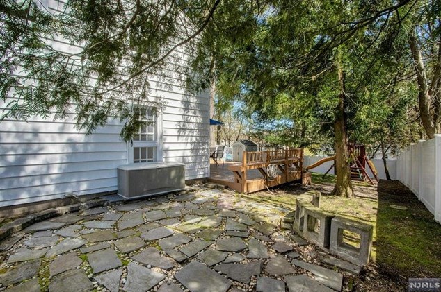 59 Stuart St, Waldwick NJ  07463-2419 exterior