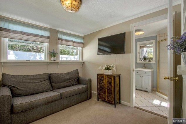 59 Stuart St, Waldwick NJ  07463-2419 exterior