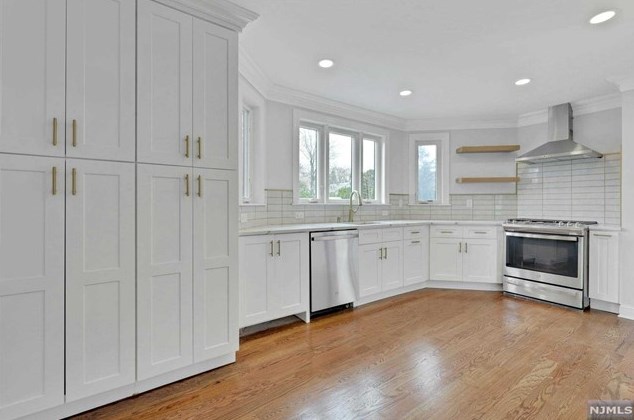 100 Colony Ave, Park Ridge NJ 07656-1104 exterior