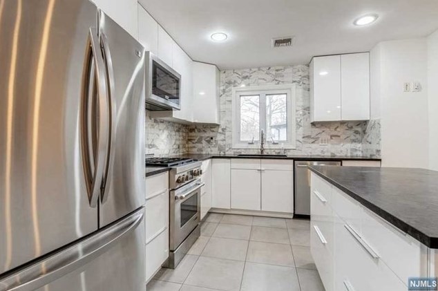 44 Roberts Ct, Tenafly NJ 07670-2001 exterior