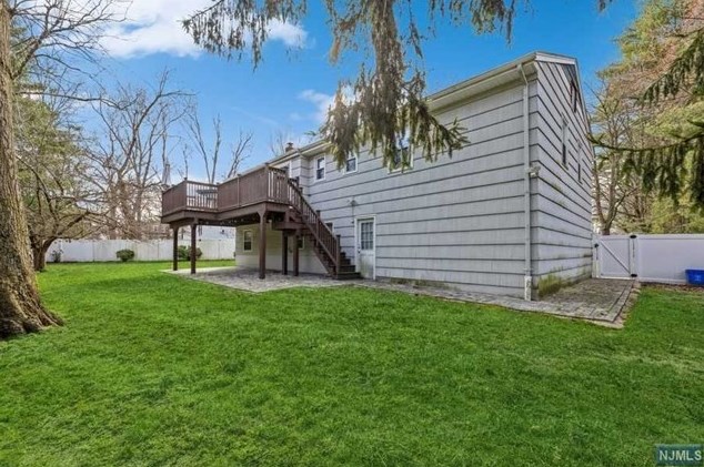 44 Roberts Ct, Tenafly NJ 07670-2001 exterior