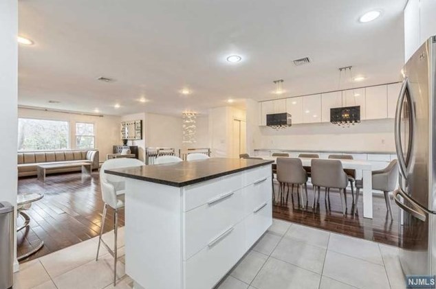 44 Roberts Ct, Tenafly NJ 07670-2001 exterior