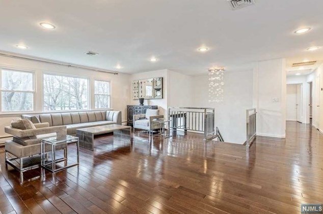 44 Roberts Ct, Tenafly NJ 07670-2001 exterior