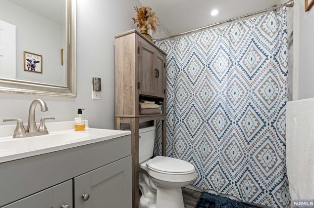 870 Paterson Ave, East Rutherford NJ 07073-1016 exterior