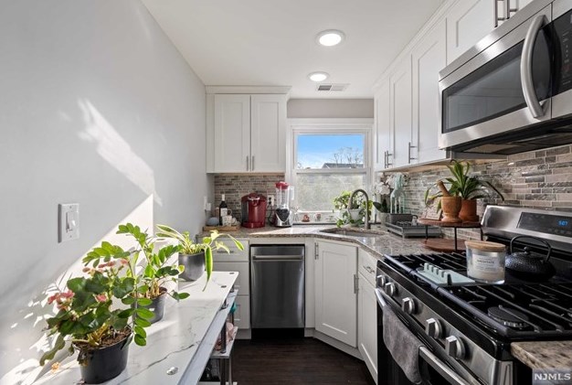 870 Paterson Ave, East Rutherford NJ 07073-1016 exterior