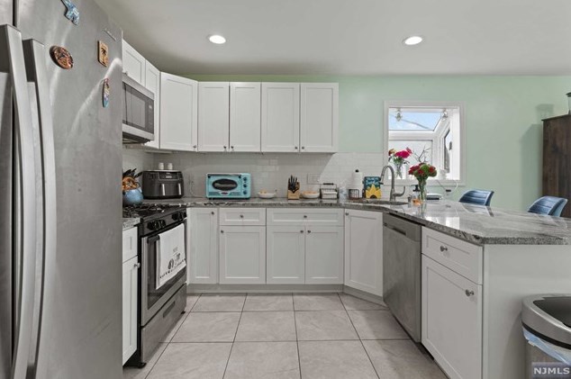 240 Skyline Lake Dr, Skyline Lakes NJ  07456-1959 exterior