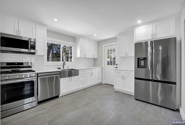 284 Lincoln Blvd, Emerson NJ 07630-1034 exterior