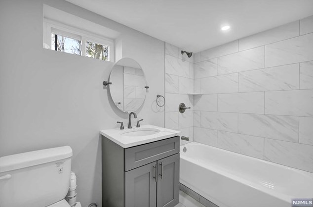 284 Lincoln Blvd, Emerson NJ 07630-1034 exterior