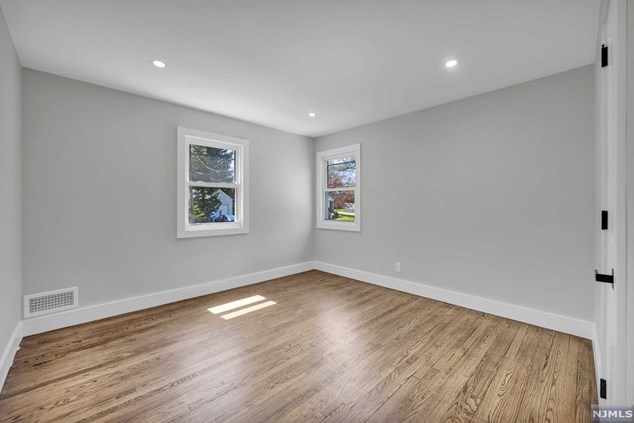 284 Lincoln Blvd, Emerson NJ 07630-1034 exterior