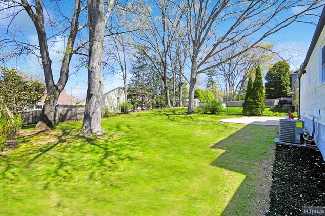 284 Lincoln Blvd, Emerson NJ 07630-1034 exterior