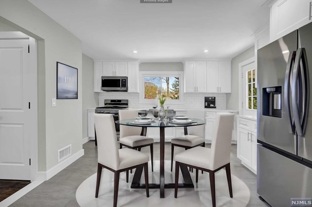 284 Lincoln Blvd, Emerson NJ 07630-1034 exterior