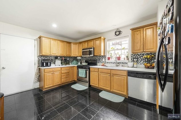 85 Franklin Ave, Town Center NJ 07052-6047 exterior