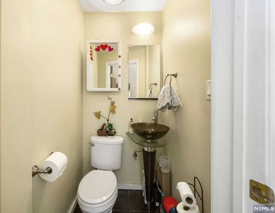 85 Franklin Ave, Town Center NJ 07052-6047 exterior