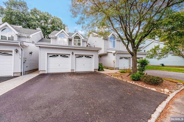 13 Foxwood Sq, Westwood NJ  07675-7359 exterior