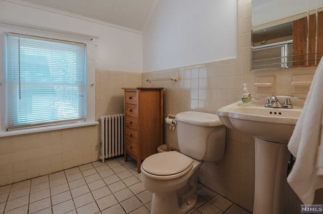 1 Garfield Pl, South Hackensack NJ  07606-1955 exterior