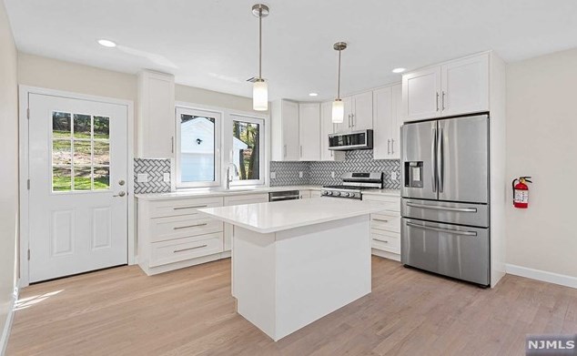 11 Bredder Ct, Elmwood Park NJ  07407-2511 exterior