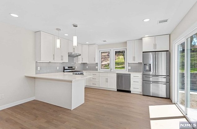 15 Bredder Ct, Elmwood Park NJ  07407-2511 exterior