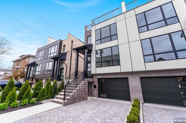 697 Hillside Ave, Cliffside Park NJ  07010-2010 exterior