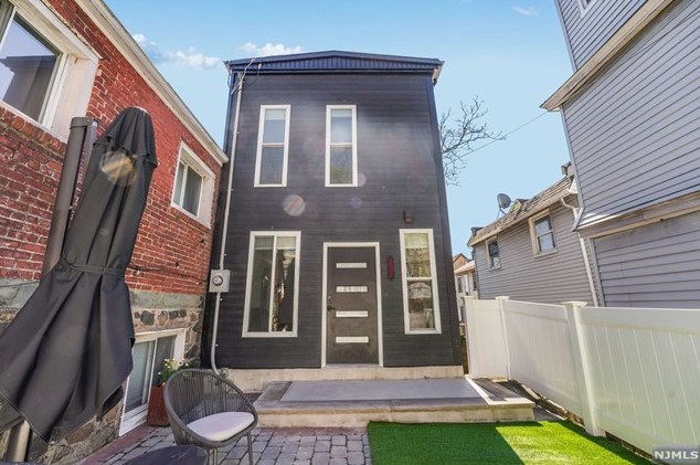 537 Undercliff Ave, Edgewater NJ  07020-1337 exterior