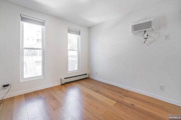 537 Undercliff Ave, Edgewater NJ  07020-1337 exterior