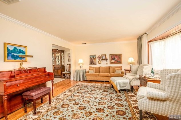 35 Raymond Ave, Rutherford NJ 07070-1133 exterior