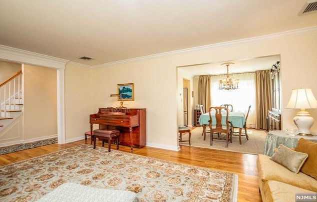 35 Raymond Ave, Rutherford NJ 07070-1133 exterior