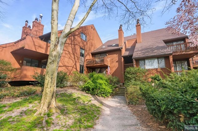 599 Sanderling Ct, Secaucus NJ  07094-2221 exterior