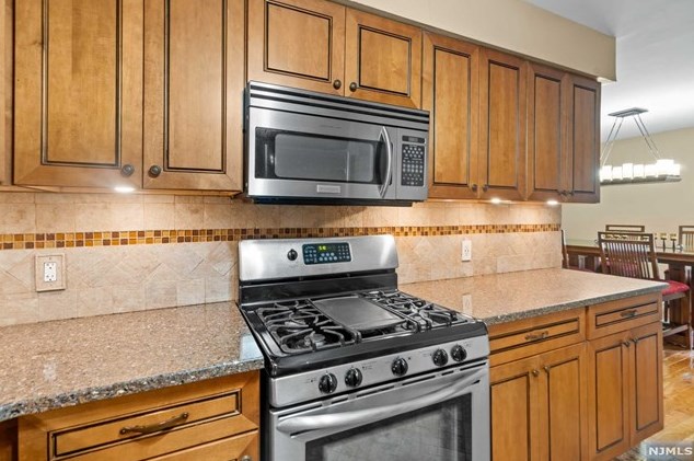599 Sanderling Ct, Secaucus NJ  07094-2221 exterior