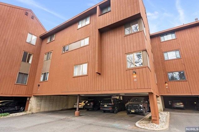 599 Sanderling Ct, Secaucus NJ  07094-2221 exterior
